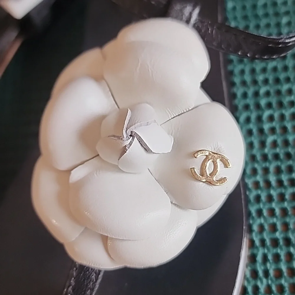 Beautiful black and white Sandals  with Camilla flower design - Picture 2 of 13